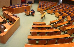 Tweede Kamer Neemt Wetsvoorstel Vertraagde Verhoging Aow Leeftijd Aan